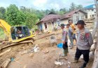 Brimob Batalyon A Pelopor Turun Bersihkan Rumah Warga Batu Busuk Pasca Bencana