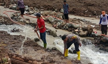 Personil Polsek Tanjung Raya Bersama Warga Bersihkan Material Longsor Dan Salurkan Bantuan Kepada Korban Bencana 