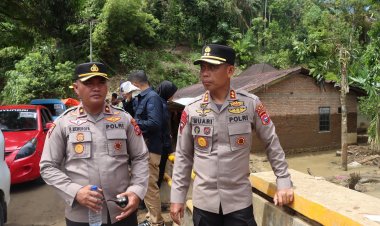 Kapolres Agam Pimpin Evakuasi Korban Banjir Bandang di Palembayan