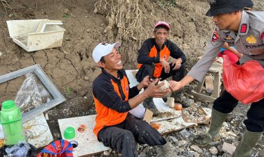 Brimob Polda Sumbar Bergerak Cepat Salurkan Bantuan Makanan untuk Korban Galodo Tanah Datar