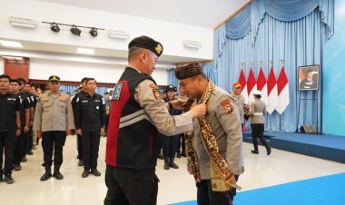 Saluak dan Selendang Persaudaraan: Cendera Mata Adat Palembayan untuk Kapolda Riau di Penghujung Misi Kemanusiaan