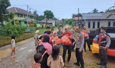 Polsek Koto XI Tarusan Salurkan 125 Paket Sembako, Ringankan Beban Warga Terdampak Banjir Pesisir Selatan
