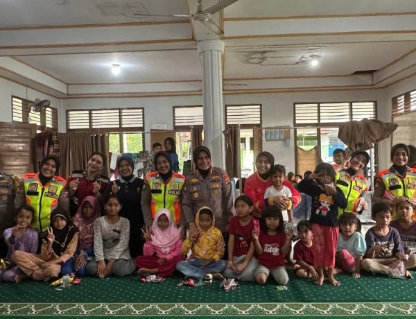 Polwan Polda Sumbar Pulihkan Trauma Anak-Anak Korban Banjir Lewat Kegiatan Ceria di Mushalla Nurul Jadid