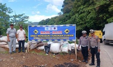 Pasang Spanduk Keselamatan di Sitinjau Lauik, Jasa Raharja Sumbar Perkuat Upaya Pencegahan Kecelakaan